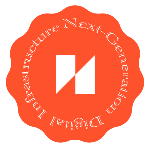 オレンジのスカラップバッジの中央に白い幾何学模様のロゴ。ロゴを囲むように「Next-Generation Digital Infrastructure」の文字が円形に書かれている。.